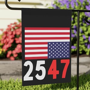 Puede incluir: Una taza de cerámica blanca con un asa negra y el texto "But First, Coffee" en negrita negra. La taza está sobre una superficie de madera. La taza mide aproximadamente 10 cm de alto.