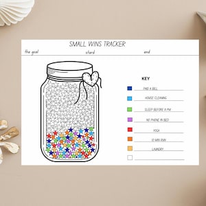 Puede incluir: Un imprimible en blanco y negro de Small Wins Tracker con un diseño de tarro de albañil. El tarro está lleno de formas de estrella, y una clave enumera tareas como "Pagar una factura" y "Yoga". Una etiqueta en forma de corazón cuelga del tarro.