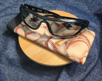 Ręcznie robione etui na okulary z motywami baseballowymi i narzędziami. Dostępne są również niestandardowe opcje sportowe!