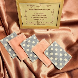 Puede incluir: Conjunto de cinco toallitas de maquillaje reutilizables hechas con 100% franela de algodón y toalla. Las toallitas son grises con lunares blancos y miden aproximadamente 10 cm por 10 cm. Las toallitas son ecológicas, lavables a máquina y vienen con una bolsa de lavandería opcional.
