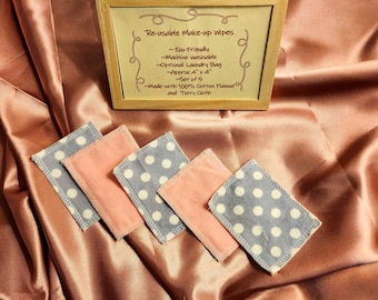 Puede incluir: Conjunto de cinco toallitas de maquillaje reutilizables hechas con 100% franela de algodón y toalla. Las toallitas son grises con lunares blancos y miden aproximadamente 10 cm por 10 cm. Las toallitas son ecológicas, lavables a máquina y vienen con una bolsa de lavandería opcional.
