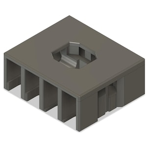 Może przedstawiać: Szary, geometryczny obiekt renderowany w 3D z prostokątną podstawą i zagłębionym, ośmiokątnym wierzchem. Obiekt posiada pionowe podpory i symetryczny design, odpowiedni do zastosowań architektonicznych lub projektowych.