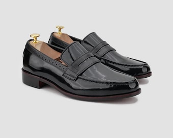 Mocasines Penny de charol para hombre – Zapatos de piel hechos a mano con suela negra y roja