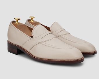Handgjorda Penny Loafers för formellt bruk: Raffinerat fullnarvsläder med obehindrad elegans