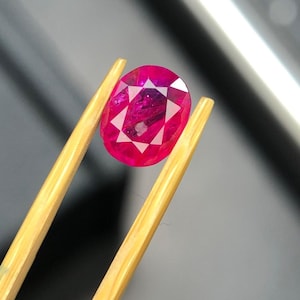 0,85 ct naturlig rubin rosa röd färg oval form fasetterad lös ädelsten ursprung Afghanistan