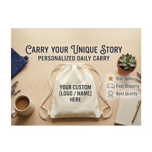 Op de afbeelding: Een crèmekleurige trekkoordtas met de tekst "YOUR CUSTOM [LOGO / NAME] HERE". De tas ligt op een houten oppervlak met een koffiemok, een vetplant en een notitieboek. De tekst "CARRY YOUR UNIQUE STORY" staat bovenaan.
