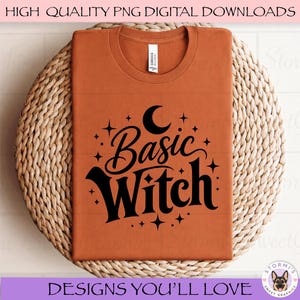 Puede incluir: Una camiseta de manga corta color naranja quemado con un estampado gráfico negro que dice Basic Witch en una fuente estilizada. El diseño incluye una luna creciente y varias estrellas de cuatro puntas que rodean el texto. Cuello redondo.