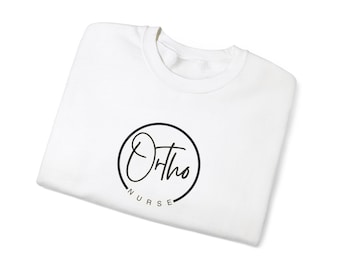 Puede incluir: Camiseta blanca con un gráfico circular negro que dice "Ortho Nurse" en una fuente manuscrita.