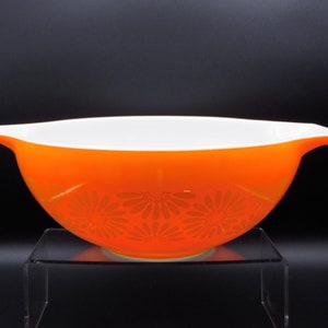 Vintage Kitchware Mixing Bowl, 4 Quart, Pyrex, Daisy, 1968 - 1973