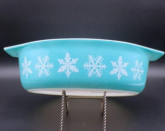 Vintage Kitchenware 2 1/2 Quart Oval Casserole, Pyrex, Snowflake White on Turquoise, 1963 - 1967