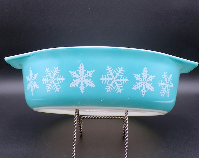 Vintage Kitchenware 2 1/2 Quart Oval Casserole, Pyrex, Snowflake White on Turquoise, 1963 - 1967