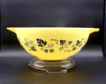 Vintage Kitchenware Mixing Bowl, Pyrex, Gooseberry, Black over Yellow #444, 4 Quart, 1957 - 1966