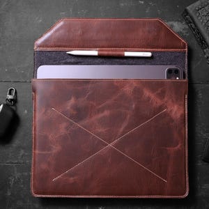 Custom Genuine Leather MacBook Air & Pro Sleeve 13&#39; 14&#39; 15&#39; 16&#39;, Macbook Leather Cover / M1 M2 M3 2024 13 14 15 16 inch, Best Friend Gift