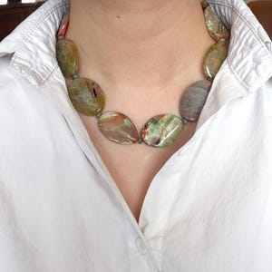 Collar de ágata con vetas de dragón natural, collar llamativo en tonos tierra, ágata verde y óxido, joyería gruesa de piedra natural.
