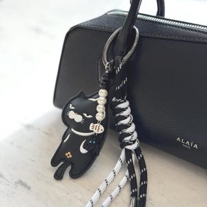 Handmade Black Cat Leather Bag Charm, Cute Cat Keychain with Pearl & Fish Charm, Beaded Keychain Accessory，