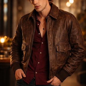 Puede incluir: Un juego de tres tazas de cerámica con un acabado mate moteado. Las tazas son de color crema, gris claro y gris oscuro. Cada taza tiene un diseño minimalista y un asa redondeada.