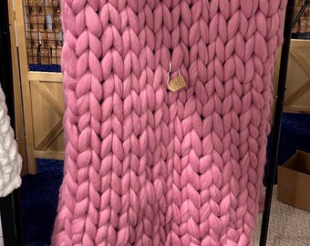 Camino de cama rosa de lana merino