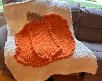 Handgemaakte grof gebreide pompoenplaid met pompons