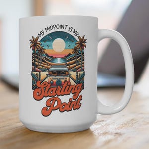 Puede incluir: Taza de cerámica blanca con un diseño gráfico colorido de una furgoneta vintage en una playa, palmeras y una puesta de sol. La taza muestra el texto "My Midpoint is My Starting Point" en un estilo retro.