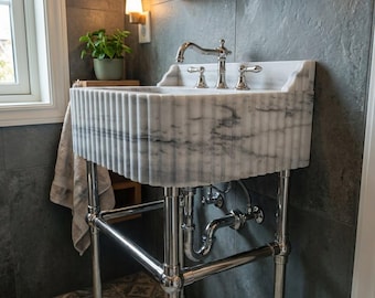 Räfflad handfat i Carrara-marmor: Lyxigt badrumskommod i specialdesign M4M002