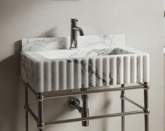 Pia canelada de mármore Carrara com console de metal polido – Banheiro moderno e luxuoso M4M010