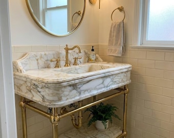 Lavabo de pedestal de mármol Calacatta Gold tallado a mano con soporte metálico opcional para tocador.