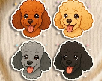 Op de afbeelding: Vier stickers met cartoonpoedels in bruin, geel, grijs en zwart. Elke poedel heeft een lachend gezicht met zijn tong uit. De stickers hebben een witte rand en zijn versierd met kleine sterretjes.
