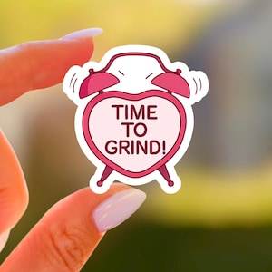Adesivo Time To Grind – Decalcomania impermeabile in vinile con sveglia rosa Y2K
