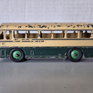 En Duple Roadmaster Leyland Royal Tiger-buss från Dinky Toys