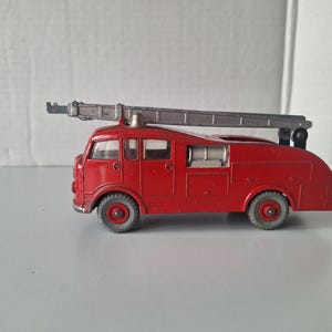Un camión de bomberos rojo Commer de Dinky Super Toys
