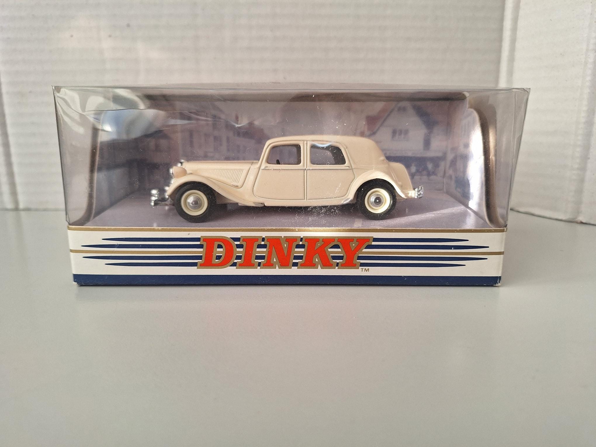 Voiture de collection Citroën 15 CV 6 Cyl 1952 Maisto 1/18 - Collection