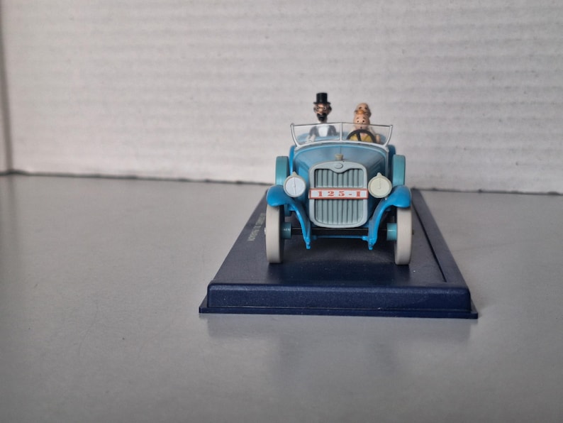 En bil från albumet: Tintin och faraos cigarrer bild 2