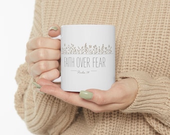 「信仰は恐れに勝る」セラミックマグカップ（11オンス、15オンス）詩篇34篇クリスチャンコーヒーカップミニマルな植物ラインアート聖書の一節ギフト（女性向け）