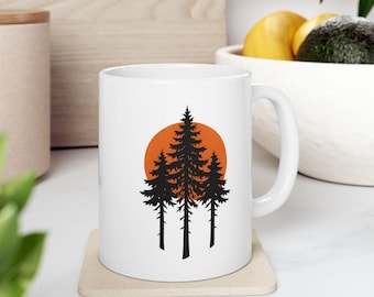 サンライズフォレストセラミックマグカップ（11オンス、15オンス）、ミニマルな松の木のシルエットカップ、素朴な自然をモチーフにしたコーヒーマグ、キャンプギフト