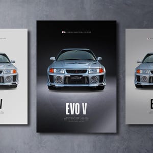 Könnte beinhalten: Ein vertikales Poster mit einem silbernen Mitsubishi Lancer Evolution V, der auf einem schwarzen Hintergrund zentriert ist. Der Text EVO V erscheint in großen weißen Buchstaben unter dem Auto, ergänzt durch technische Daten und eine japanische Flagge.