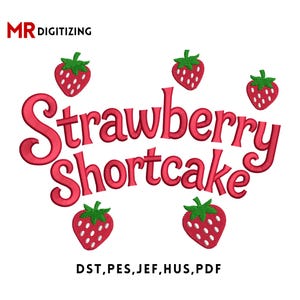 Może przedstawiać: Na białym tle napis "Strawberry Shortcake" w czerwonej, kursywnej czcionce, otoczony sześcioma czerwonymi truskawkami z zielonymi łodygami. Tekst "MR DIGITIZING" znajduje się w lewym górnym rogu.