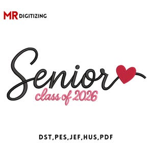 Op de afbeelding: Op een witte achtergrond staat de tekst "Senior class of 2026" in zwart en roze script, met een rood hart. De tekst "MR DIGITIZING" staat linksboven. Daaronder de bestandsformaten: DST, PES, JEF, HUS, PDF.