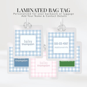 Op de afbeelding: Een collectie vierkante gelamineerde bagagelabels met een lichtblauw en wit gingham-patroon. Elk label bevat een centraal wit vierkant met gepersonaliseerde tekst zoals namen, telefoonnummers en aanvullende informatie in donkerblauw of roze.