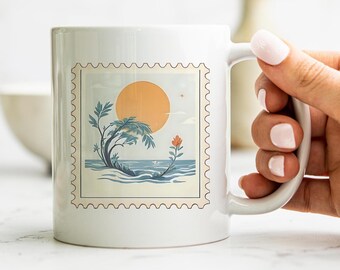 Retro kustpostzegelmok: vintage keramisch koffiekopje Ocean Beach