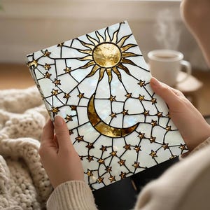 Journal céleste en vitrail : lune dorée, étoiles, cadeau bohème