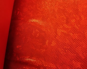 Puede incluir: Tela roja con una superficie brillante y texturizada. La tela tiene un patrón sutil de pequeños puntos en relieve.