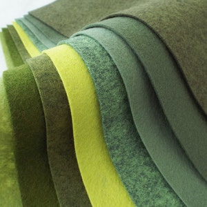 Puede incluir: Una colecci&oacute;n de hojas de fieltro en varios tonos de verde y amarillo. Las hojas est&aacute;n dispuestas en semic&iacute;rculo, con el verde m&aacute;s oscuro en la parte superior y el amarillo m&aacute;s claro en la parte inferior.