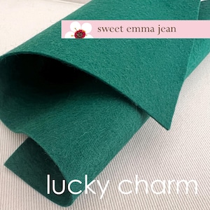 ディープグリーンウールブレンドフェルト - ラッキーチャーム、1ヤードカット