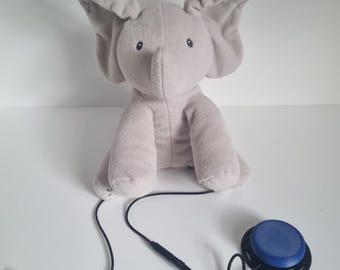 Giocattolo musicale adattato all'interruttore per bambini con disabilità: Flappy l'elefante