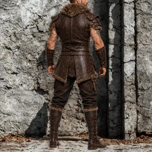 Puede incluir: Un chaleco de cuero marr&oacute;n oscuro con cuello y hombreras ribeteados en piel, combinado con pantalones de cuero a juego y botas altas con cordones. El chaleco presenta una cintura con cintur&oacute;n, detalles de tachuelas y ribetes de piel.