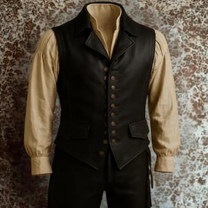 Può includere: Un gilet in pelle nera con colletto a revers e chiusura con bottoni. Il gilet ha due tasche frontali ed è indossato sopra una camicia beige a maniche lunghe. L'outfit ricorda la moda storica o steampunk.