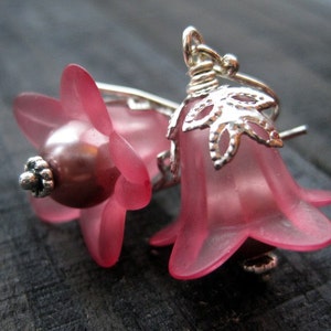 Sangria Pink Lucite Flower Earrings, Mauve Pearl and Bellflower Earrings, Trumpet Floral Earrings, Sangria Lilies and Pearl Beads image 2