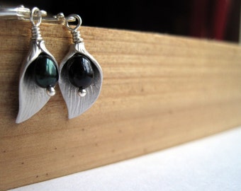 Silver Calla Lily and Emerald Freshwater Pearl Earrings, Dark Green Lilly Dangles, Minimalist Lightweight Dangle Earrings, Bridesmaid Gift