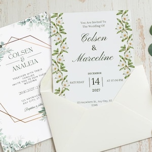 Könnte beinhalten: Hochzeitseinladungs-Set mit zwei Karten, eine davon in einem cremefarbenen Umschlag. Die Karten zeigen florale und geometrische Designs mit Namen, Datum und Uhrzeit. Dekorative Elemente sind Baumwollkugeln, Grün und ein Wachssiegel.