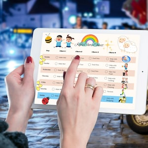 Könnte beinhalten: Ein Tablet zeigt eine farbenfrohe "Kinder-Chore-Chart" mit Illustrationen von Kindern, einer Biene, einem Marienkäfer und Schafen. Die Tabelle listet tägliche Aufgaben mit Kontrollkästchen auf. Eine Person berührt das Tablet.